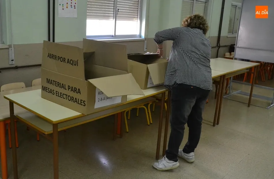 Foto 2 - Laboriosa preparaci&oacute;n de las 22 mesas electorales por parte de trabajadores municipales  
