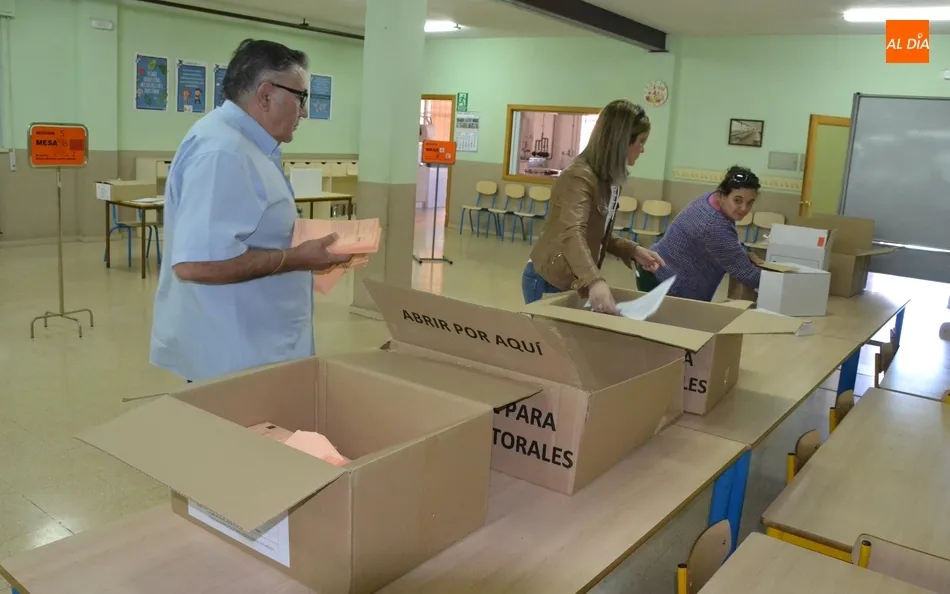 Foto 3 - Laboriosa preparaci&oacute;n de las 22 mesas electorales por parte de trabajadores municipales  