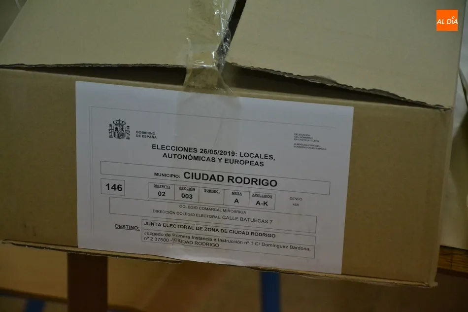 Foto 5 - Laboriosa preparaci&oacute;n de las 22 mesas electorales por parte de trabajadores municipales  