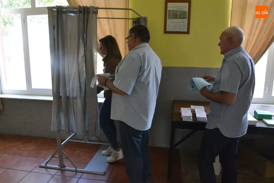 Foto 6 - Laboriosa preparaci&oacute;n de las 22 mesas electorales por parte de trabajadores municipales  