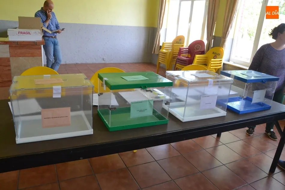 Foto 7 - Laboriosa preparaci&oacute;n de las 22 mesas electorales por parte de trabajadores municipales  