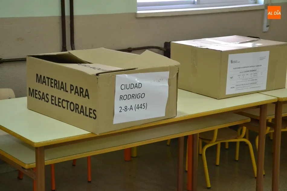 Foto 4 - Laboriosa preparaci&oacute;n de las 22 mesas electorales por parte de trabajadores municipales  