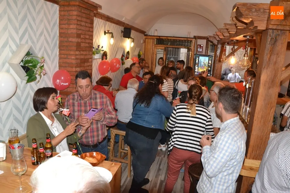 Foto 7 - El PSOE finaliza su &ldquo;ilusionante&rdquo; campa&ntilde;a con una fiesta con reparto de claveles incluido  
