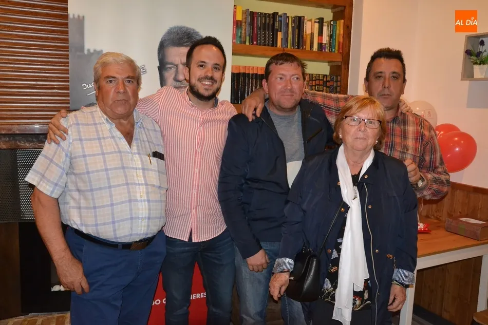 Foto 9 - El PSOE finaliza su &ldquo;ilusionante&rdquo; campa&ntilde;a con una fiesta con reparto de claveles incluido  