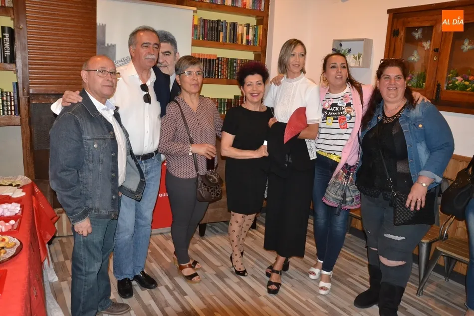 Foto 10 - El PSOE finaliza su &ldquo;ilusionante&rdquo; campa&ntilde;a con una fiesta con reparto de claveles incluido  