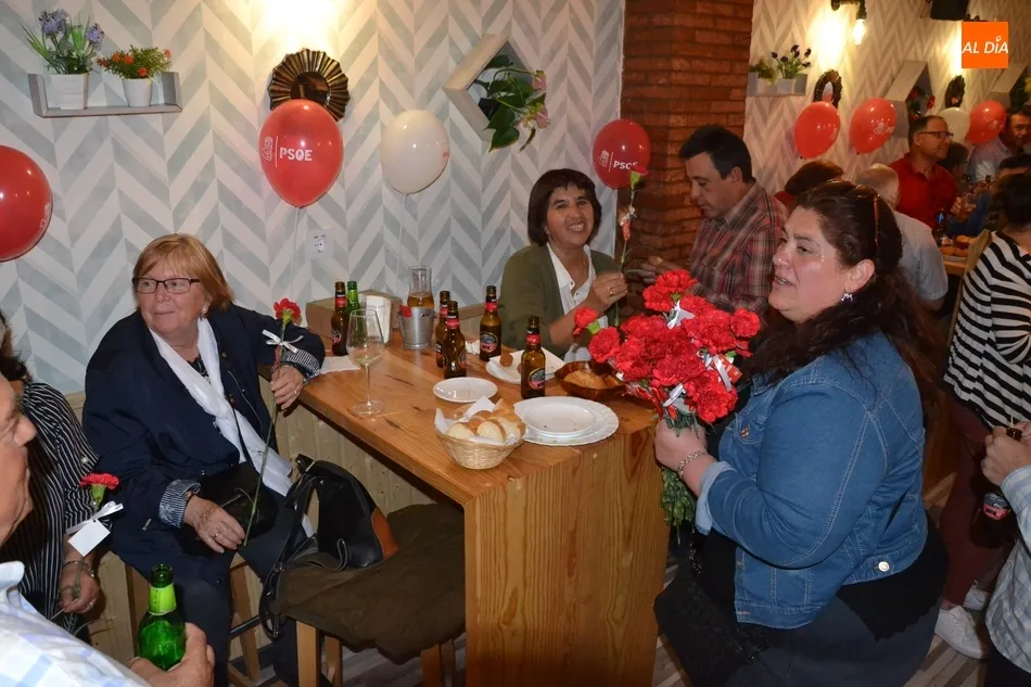 Foto 8 - El PSOE finaliza su &ldquo;ilusionante&rdquo; campa&ntilde;a con una fiesta con reparto de claveles incluido  