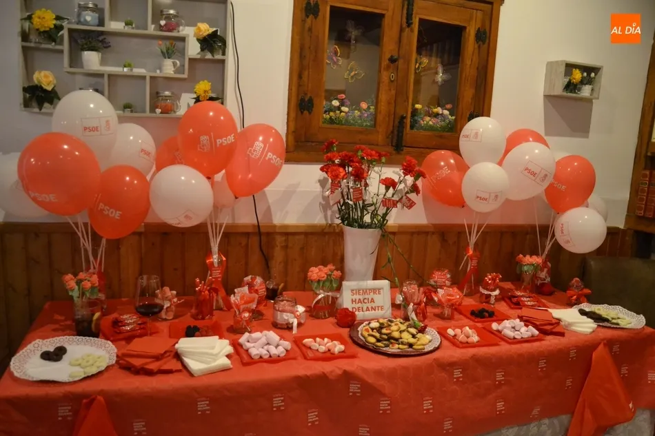 Foto 5 - El PSOE finaliza su &ldquo;ilusionante&rdquo; campa&ntilde;a con una fiesta con reparto de claveles incluido  