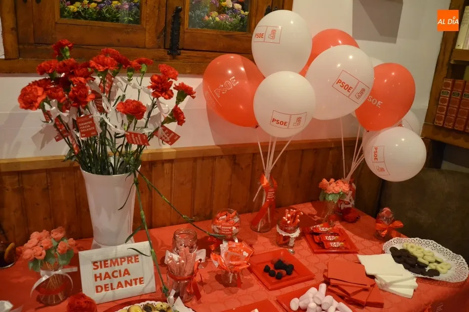 Foto 4 - El PSOE finaliza su &ldquo;ilusionante&rdquo; campa&ntilde;a con una fiesta con reparto de claveles incluido  