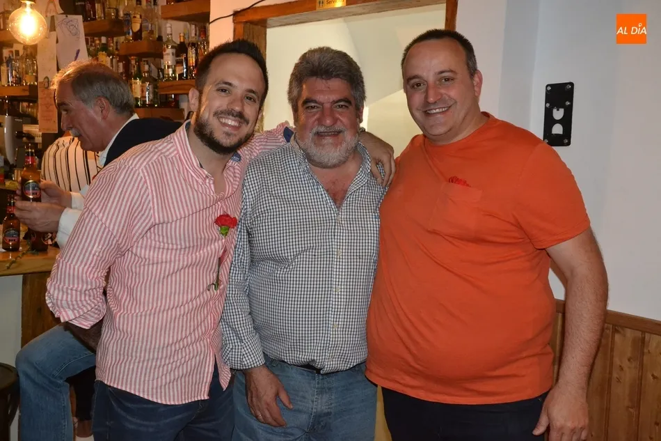 Foto 2 - El PSOE finaliza su &ldquo;ilusionante&rdquo; campa&ntilde;a con una fiesta con reparto de claveles incluido  