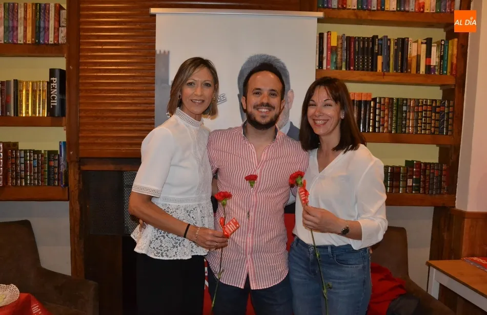 Foto 3 - El PSOE finaliza su &ldquo;ilusionante&rdquo; campa&ntilde;a con una fiesta con reparto de claveles incluido  