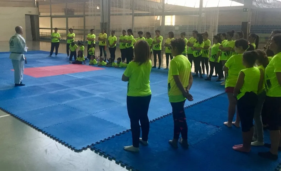 Foto 2 - Medio centenar de f&eacute;minas participa en la &uacute;ltima jornada de autoprotecci&oacute;n  