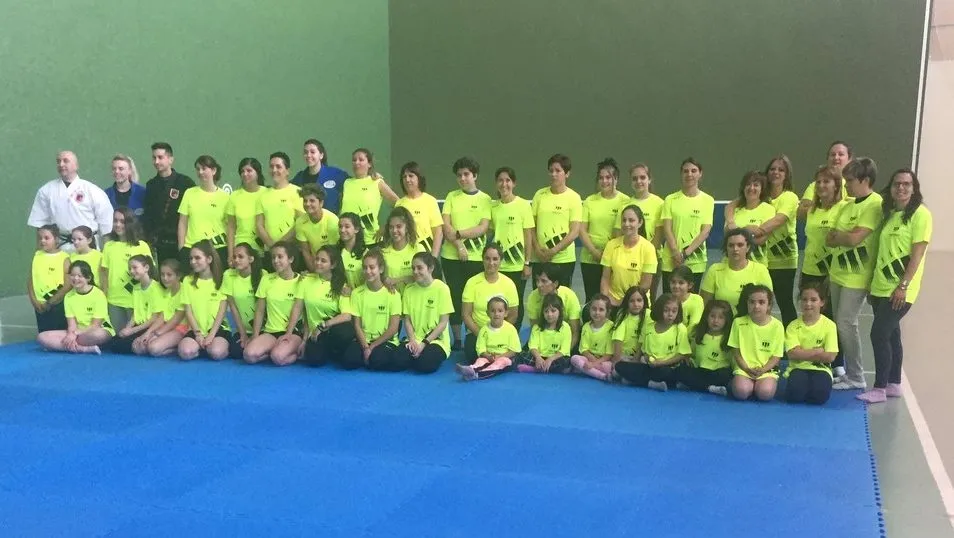 Medio centenar de féminas participa en la última jornada de autoprotección  