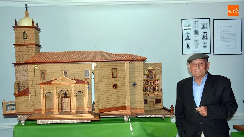 Agustín Villoria muestra con orgullo la maqueta de la iglesia parroquial de Lumbrales / E. Corredera
