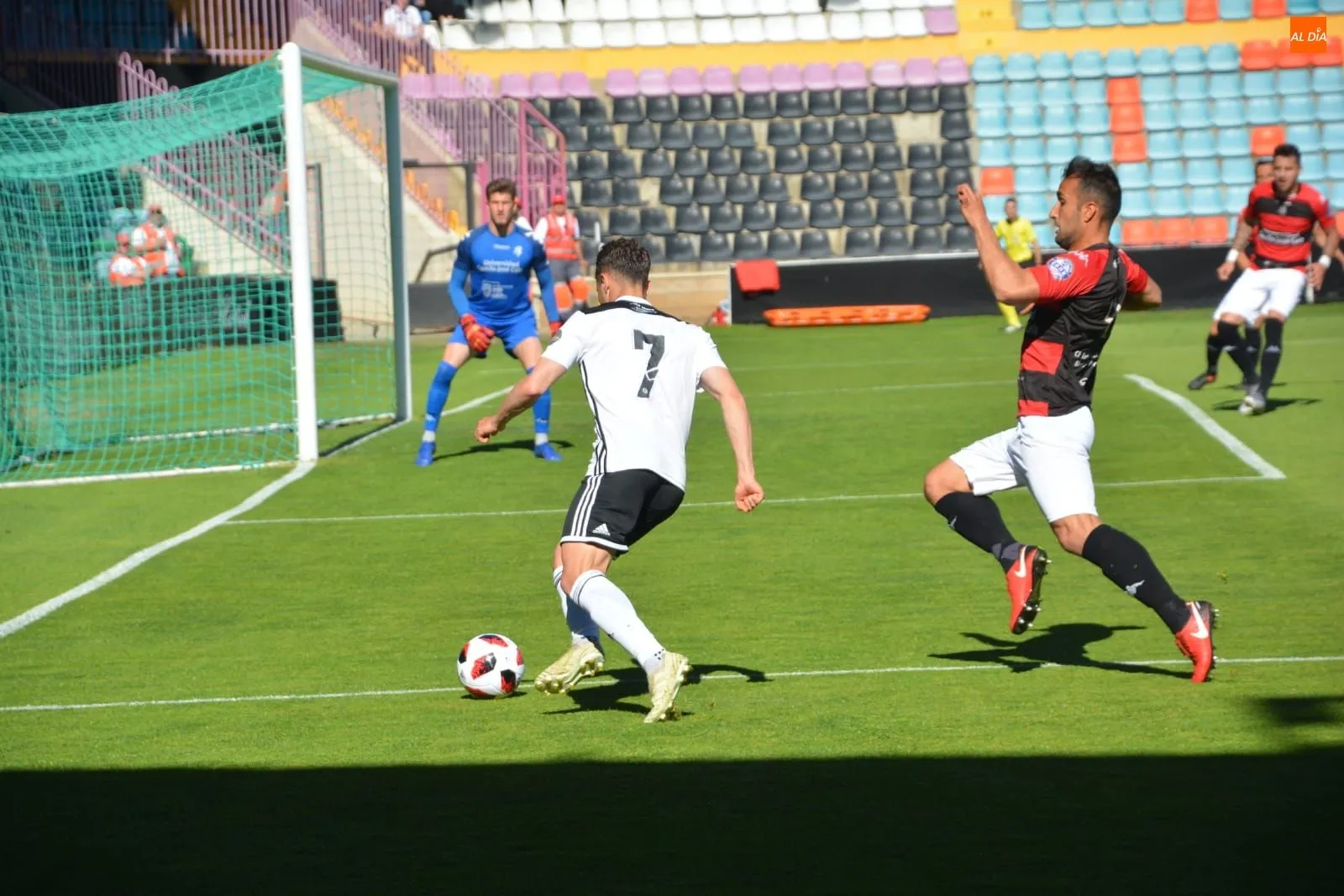 Calero desborda a un rival