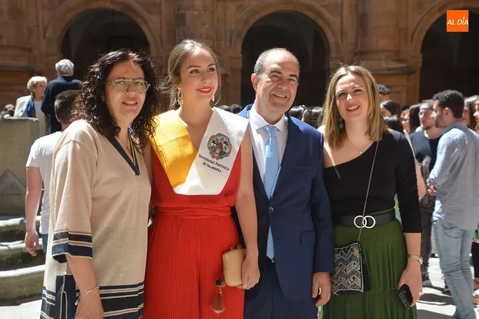 Foto 10 - Nueva hornada de graduados en Enfermer&iacute;a en la Universidad Pontificia de Salamanca