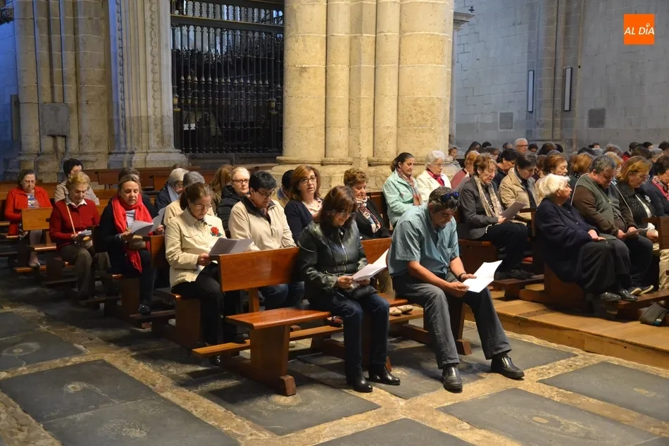 Foto 11 - Un centenar de fieles madruga para tomar parte en el Rosario de la Aurora  