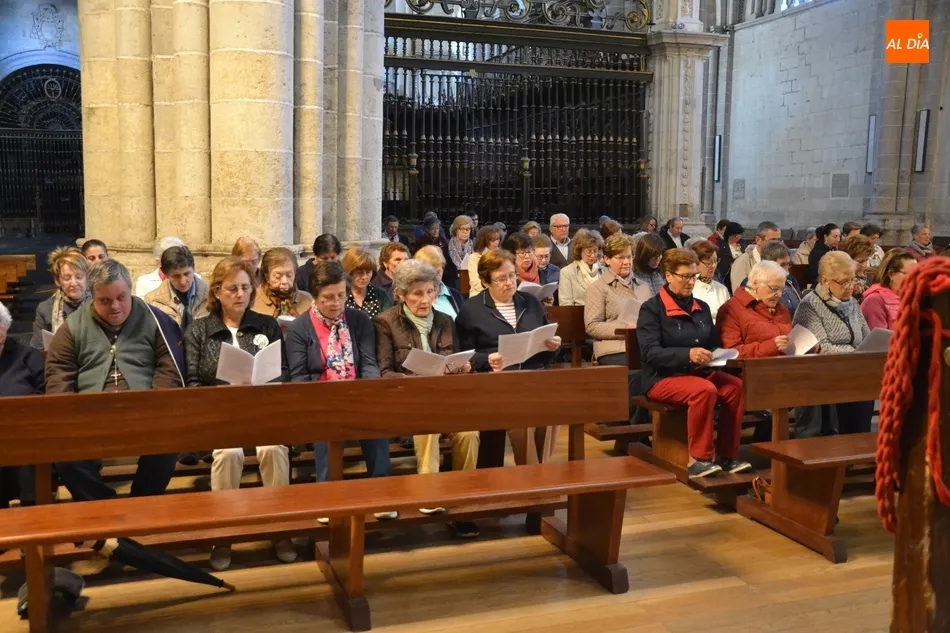 Foto 6 - Un centenar de fieles madruga para tomar parte en el Rosario de la Aurora  