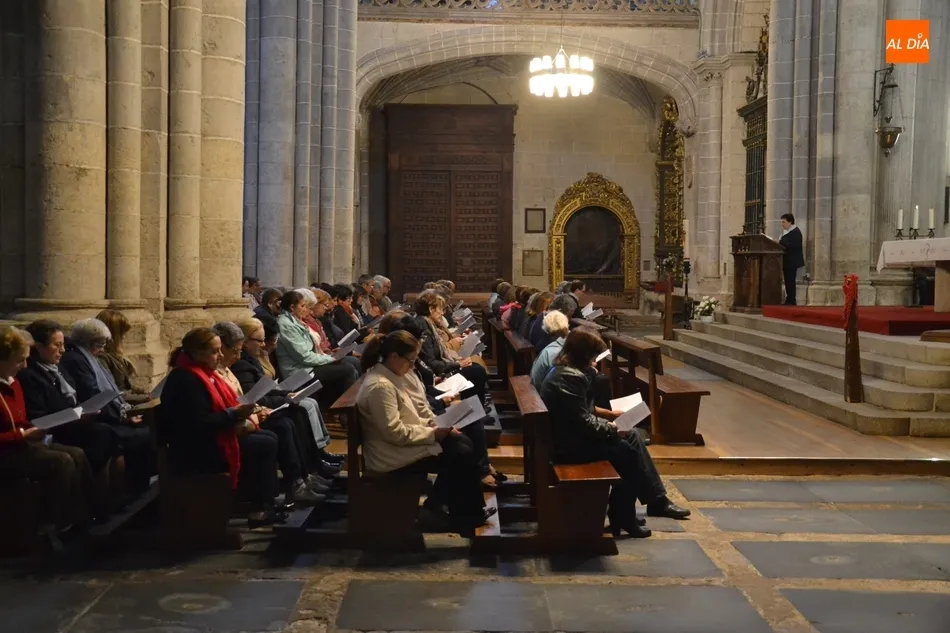 Foto 4 - Un centenar de fieles madruga para tomar parte en el Rosario de la Aurora  