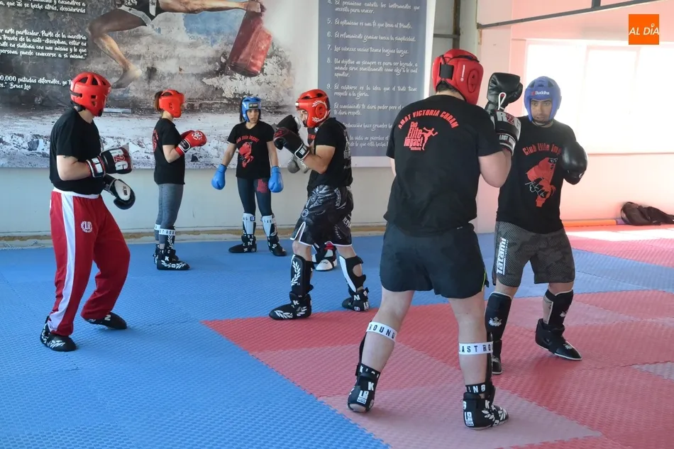 Foto 7 - La Escuela &Eacute;lite Impact recibe a una de las leyendas mundiales del kickboxing: Abraham Roque&ntilde;i  