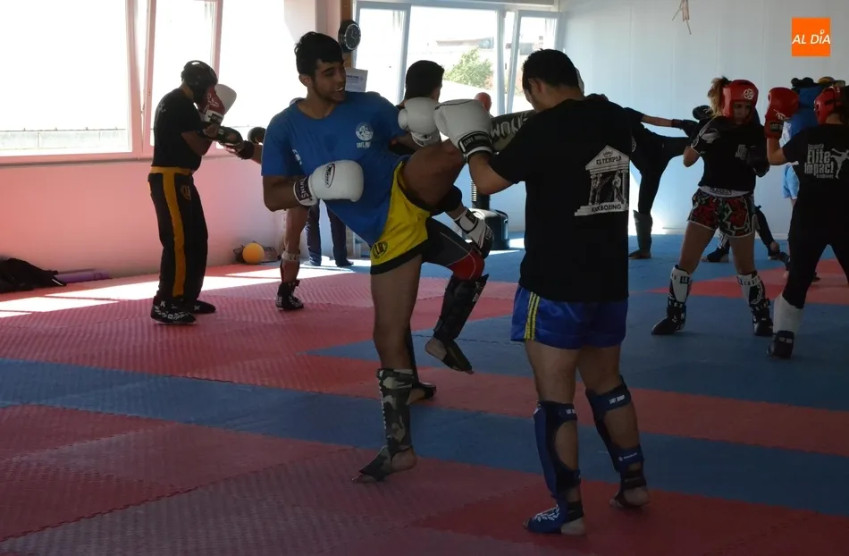 Foto 6 - La Escuela &Eacute;lite Impact recibe a una de las leyendas mundiales del kickboxing: Abraham Roque&ntilde;i  
