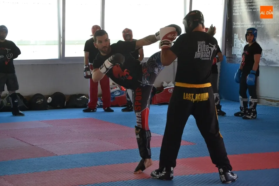 Foto 3 - La Escuela &Eacute;lite Impact recibe a una de las leyendas mundiales del kickboxing: Abraham Roque&ntilde;i  