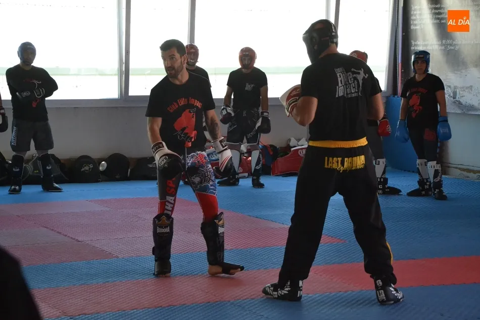 Foto 4 - La Escuela &Eacute;lite Impact recibe a una de las leyendas mundiales del kickboxing: Abraham Roque&ntilde;i  