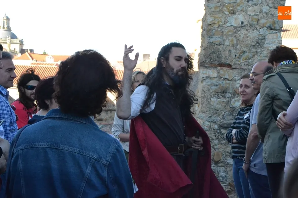 Foto 9 - Otro medio centenar de personas disfruta de la visita teatralizada al Parador  