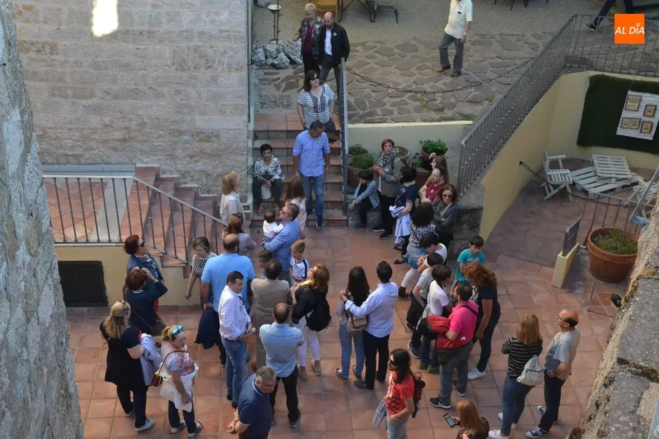 Foto 3 - Otro medio centenar de personas disfruta de la visita teatralizada al Parador  