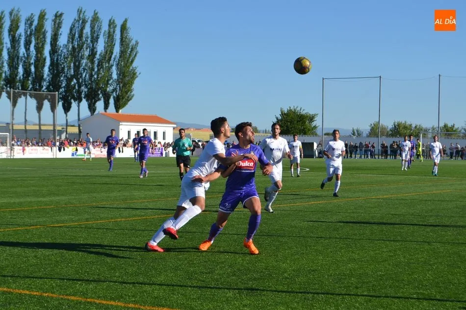 Foto 2 - El Pe&ntilde;aranda gana la &lsquo;final&rsquo; al Ribert y se queda a la espera de poder subir a Tercera (2-1)