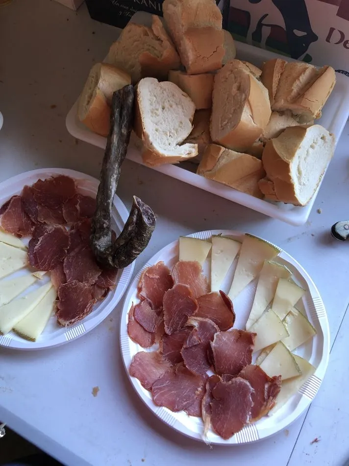 Foto 2 - Los vecinos de Gejo de los Reyes &lsquo;reflexionan&rsquo; en la mesa con productos de la matanza  