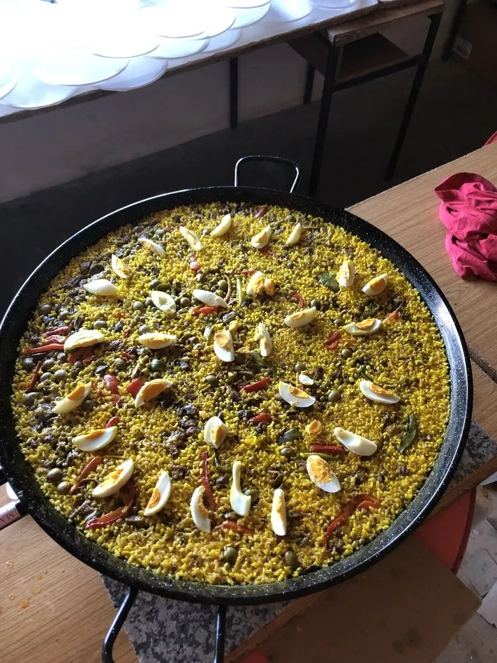 Foto 3 - Los vecinos de Gejo de los Reyes &lsquo;reflexionan&rsquo; en la mesa con productos de la matanza  