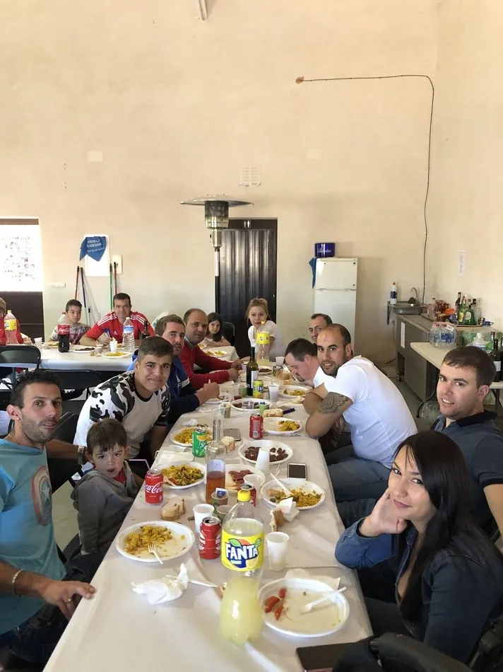 Foto 4 - Los vecinos de Gejo de los Reyes &lsquo;reflexionan&rsquo; en la mesa con productos de la matanza  