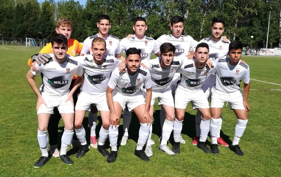 Un Ciudad Rodrigo plagado de jugadores de la cantera despide la temporada con una derrota  