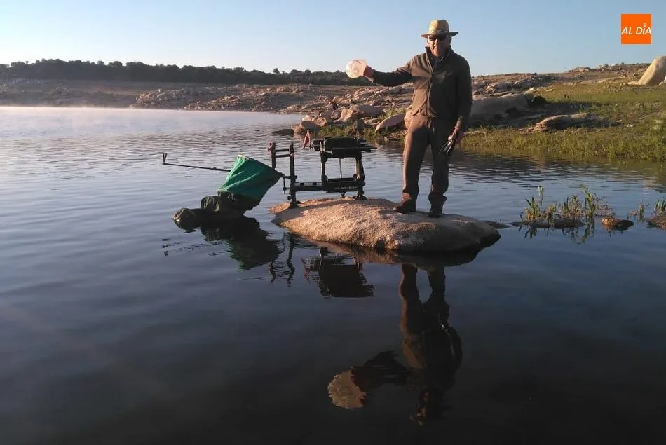 Foto 5 - Integrantes de la Sociedad Charra disfrutan de la pesca al &lsquo;coup&rsquo; en el embalse de Almendra  