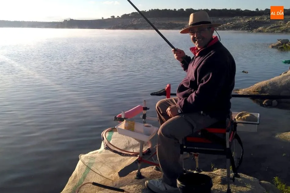 Foto 3 - Integrantes de la Sociedad Charra disfrutan de la pesca al &lsquo;coup&rsquo; en el embalse de Almendra  