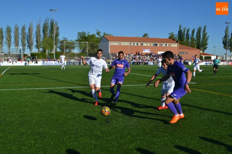 Foto 10 - Un 2-1 ante el Ribert que hace explotar en orgullo a un CD Pe&ntilde;aranda que acaricia el trabajado...