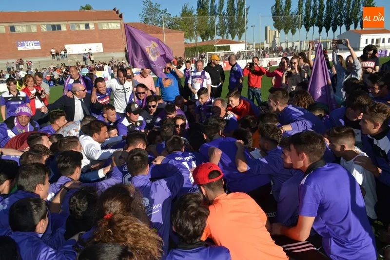 Foto 8 - Un 2-1 ante el Ribert que hace explotar en orgullo a un CD Pe&ntilde;aranda que acaricia el trabajado...