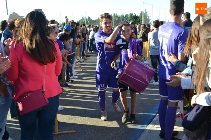 Foto 7 - Un 2-1 ante el Ribert que hace explotar en orgullo a un CD Pe&ntilde;aranda que acaricia el trabajado...