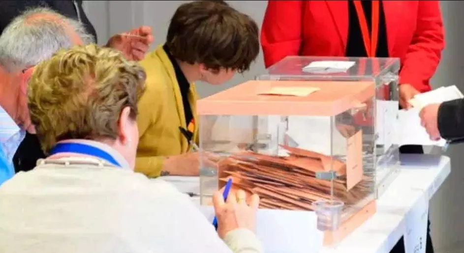 Imagen de archivo de mesa electoral.