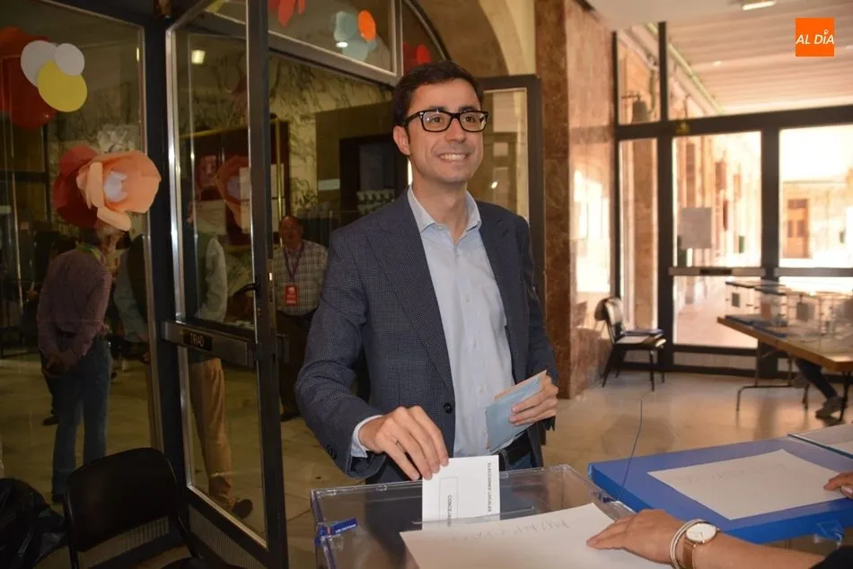 José Luis Mateos, candidato del PSOE a la Alcaldía, en el momento de ejercer su derecho al voto. Foto: Lydia González