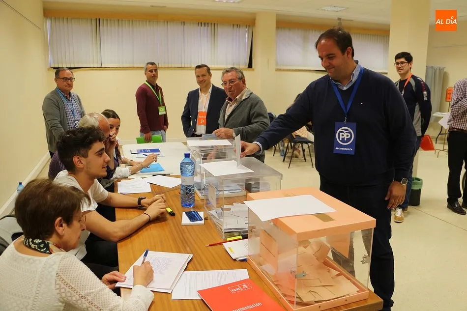 Foto 10 - Los guijuelenses acuden a la cita con las urnas