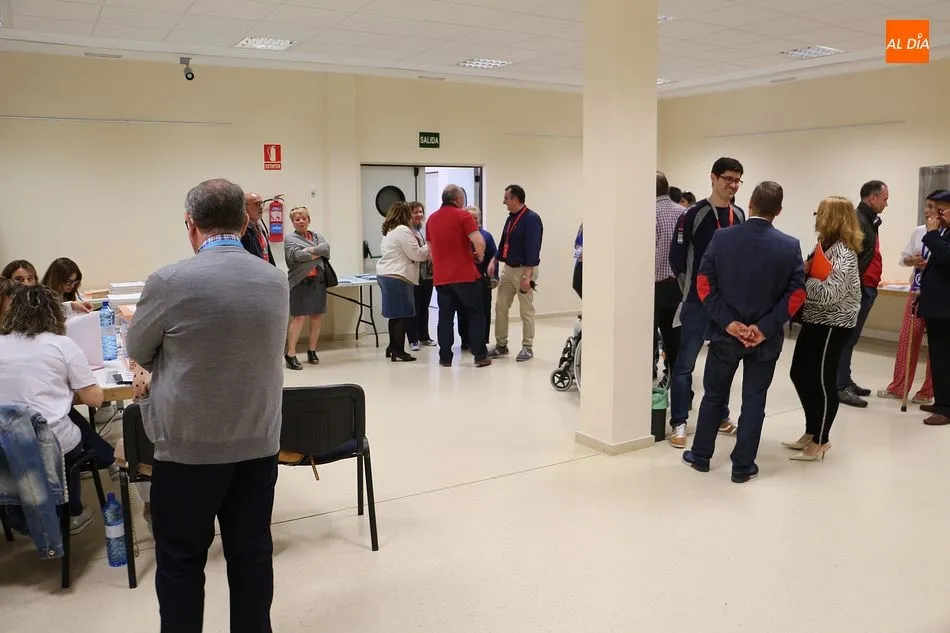 Foto 7 - Los guijuelenses acuden a la cita con las urnas