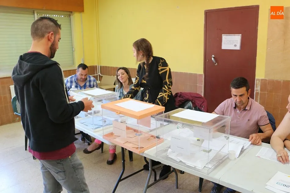 Foto 6 - Los guijuelenses acuden a la cita con las urnas