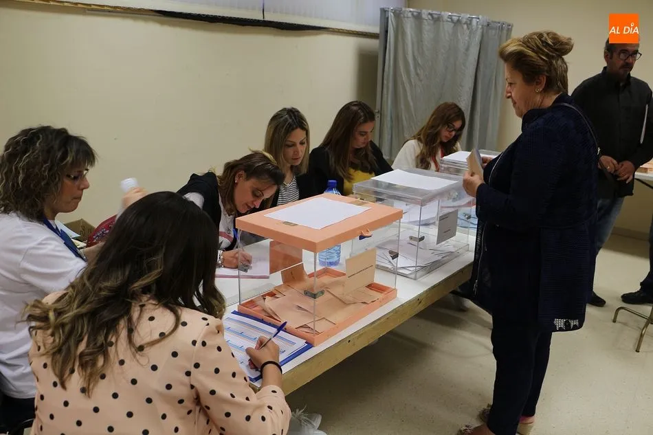 Foto 4 - Los guijuelenses acuden a la cita con las urnas