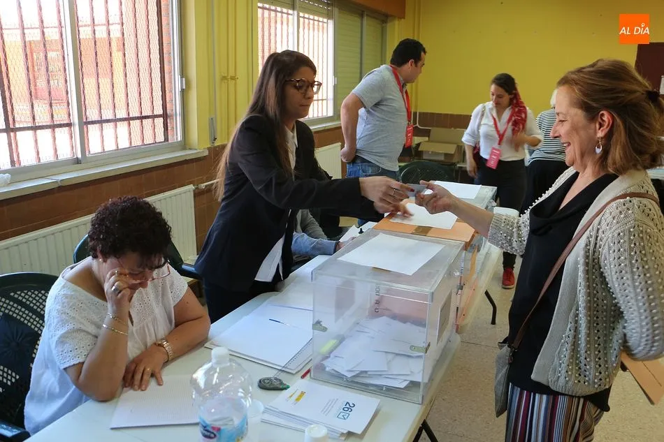 Foto 3 - Los guijuelenses acuden a la cita con las urnas