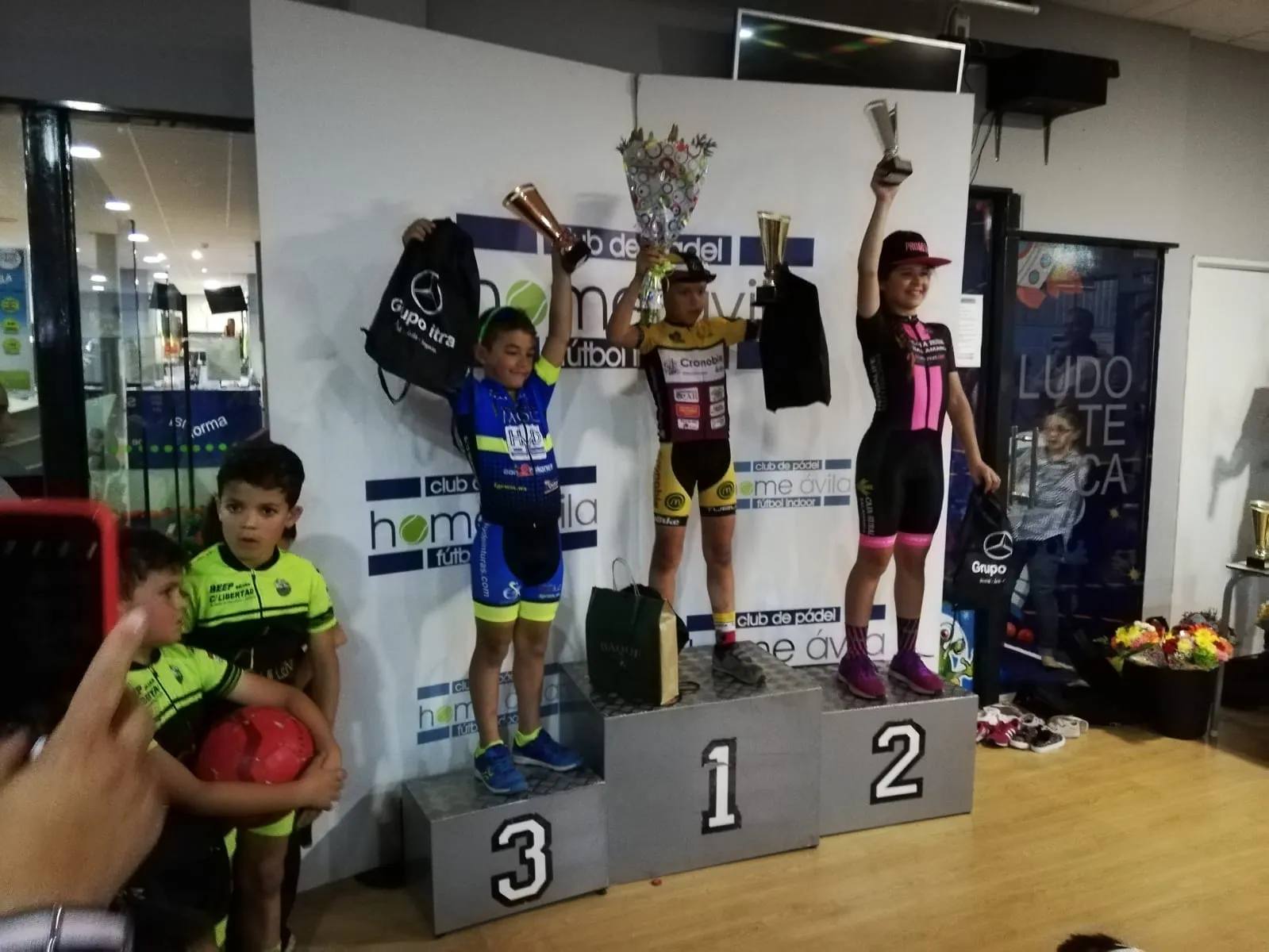 Foto 2 - Erik Hern&aacute;ndez y Samuel Zapatero firman un doble podio para la Escuela de Ciclismo Salmantina en...