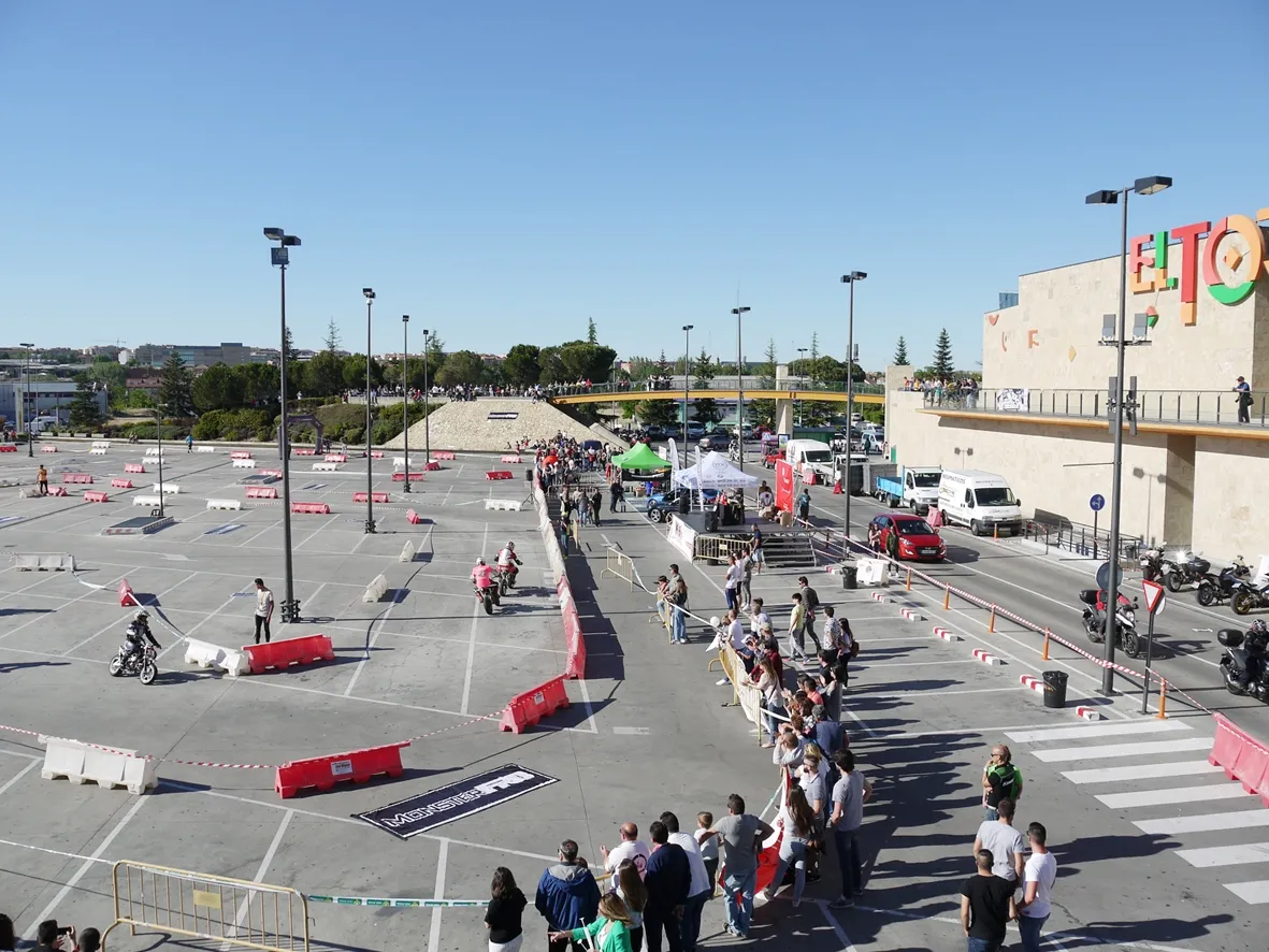Foto 6 - El Centro Comercial El Tormes acoge con gran &eacute;xito una exhibici&oacute;n de pitmotard