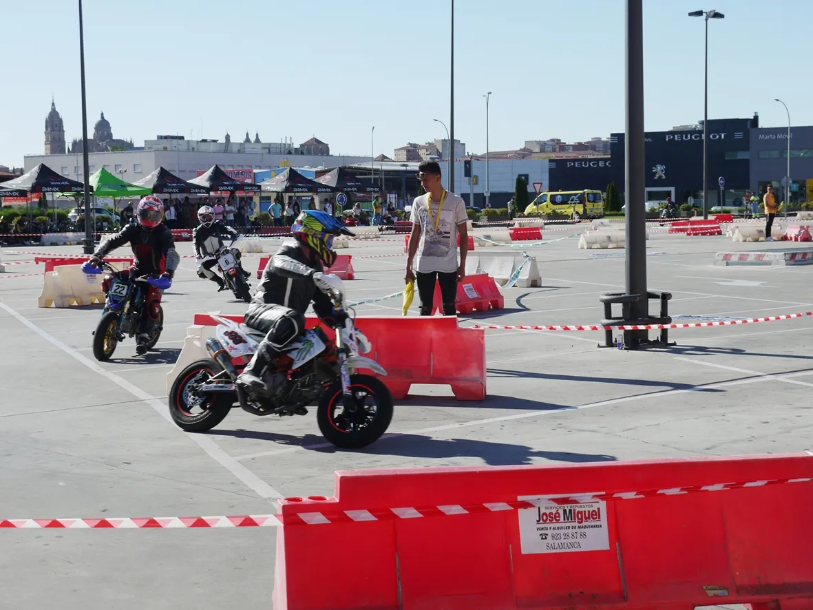 Foto 3 - El Centro Comercial El Tormes acoge con gran &eacute;xito una exhibici&oacute;n de pitmotard