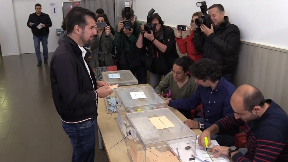 Luis Tudanca, candidato del PSOE a la Junta de Castilla y León, en el momento de votar. Foto: Europa Press