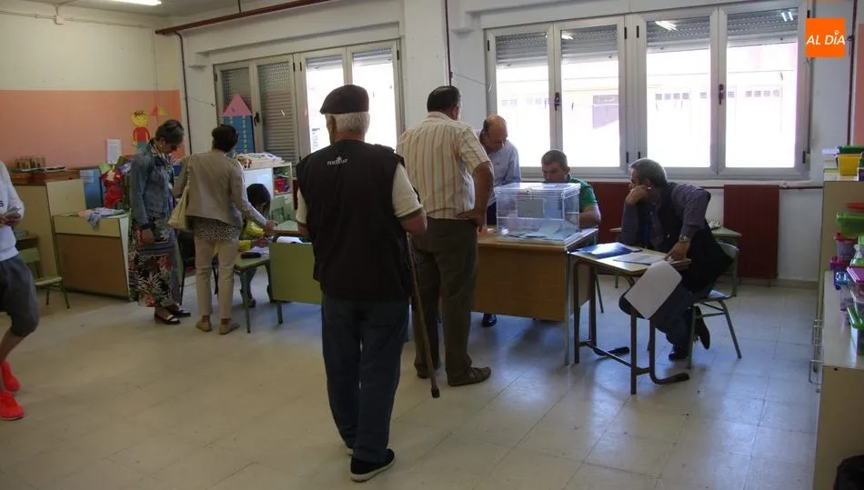Foto 10 - Normalidad durante la ma&ntilde;ana electoral en Vitigudino y su comarca  